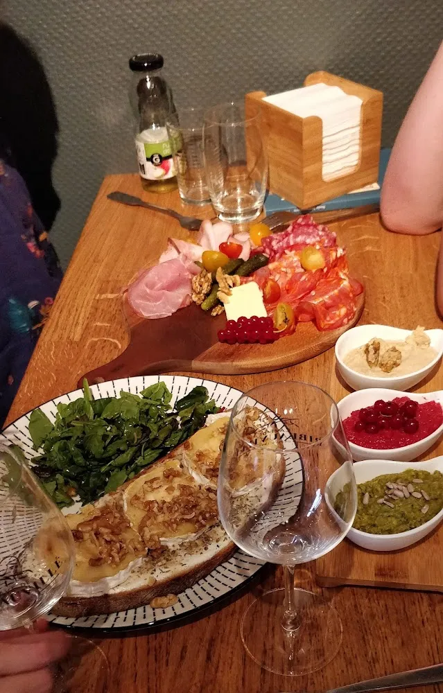 Assiette de Charcuterie Toast de Chèvre Chaud 3 Tapenades